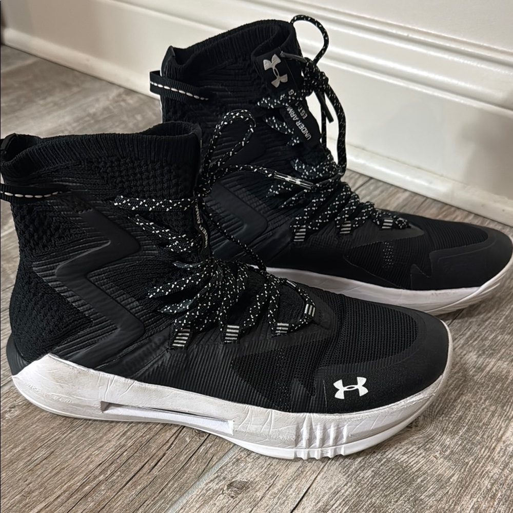 Under Armour Size 9 Black and White Highlight Ace 2.0 Volleyball Shoes